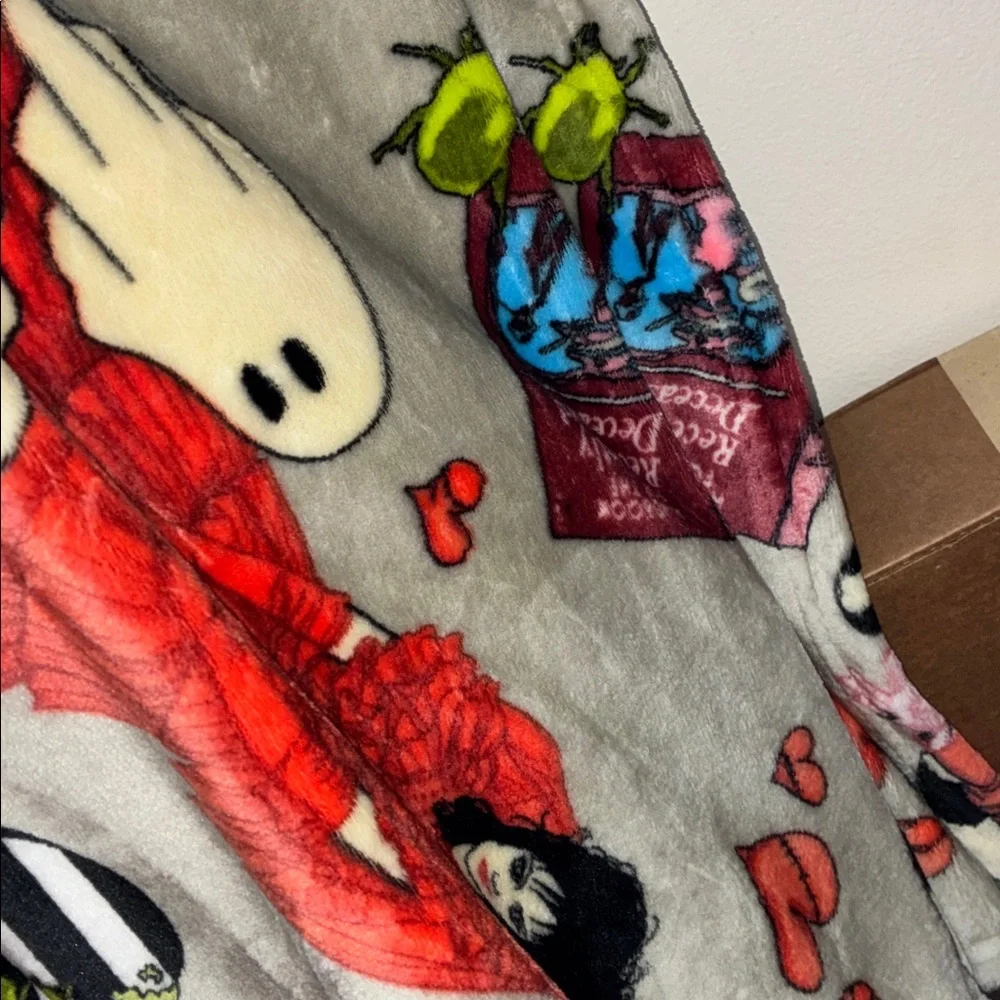Beetlejuice Silk plush oversized blanket - Picture 3 of 4